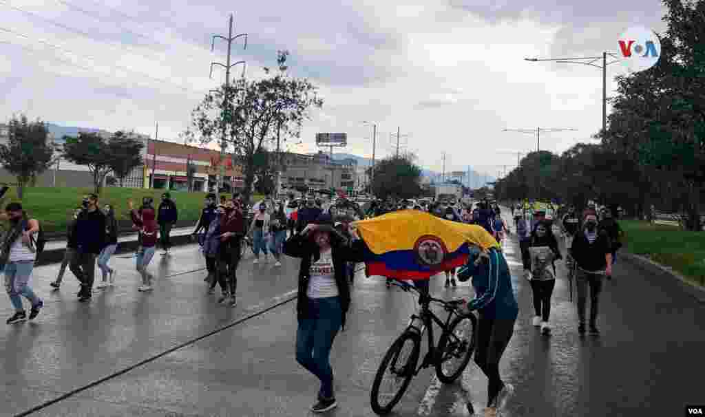 En el quinto día de protestas contra la reforma tributaria propuesta por el gobierno para paliar la crisis económica agravada por la pandemia, el presidente Iván Duque ordenó retirar el proyecto de ley. Mayo 2 de 2021.