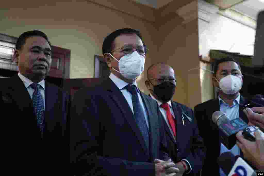 មុន​នឹង​ចេញ​​ដំណើរ​ពីគេហដ្ឋាន​ទៅ​សាលារាជធានី​ភ្នំពេញ​ ព្រឹក​ថ្ងៃ​នេះ​ អតីតមេដឹក​នាំ​គណបក្ស​ប្រឆាំង​ លោក កឹម សុខា​ ថ្លែង​ទៅ​កាន់​អ្នកកាសែត​ថា លោក​ស្នើ​តុលាការ​ឲ្យ​ទម្លាក់​បទ​ចោទ​រាជធានី​ភ្នំពេញ ថ្ងៃទី​១៩ ខែ​មករា​ ឆ្នាំ​២០២២។ (ខាន់​ សុគុំមនោ/វីអូអេ)