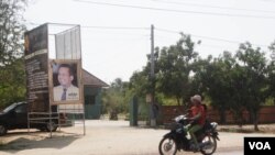 ផ្ទះរបស់​លោក កែម ឡី ស្ថិត​ក្នុង​ខេត្ត​តាកែវ។ ក្រុមគ្រួសារ​របស់​លោក​បាន​បើក​ឲ្យ​ប្រជាជន​ទូទៅ​ចូល​មក​គោរព​និង​អុជធូប​ដល់​រូប​លោក​។