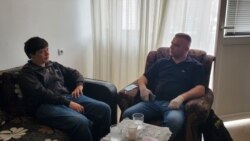 Milica Apostolović sa novinarom Glasa Amerike Budimirom Ničićem u novom stanu