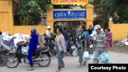 Hình minh họa. Bà con nghèo nhận quà từ thiện tại Chùa Liên Trì. Chùa nay đã bị giải tỏa san bằng.