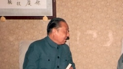 習仲勳文革後恢復名譽重返北京工作期間會見客人時留影