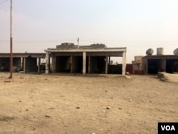 Homes and businesses across this former IS-territory have been bombed by coalition airstrikes in Qayyarah, Iraq, Oct. 24, 2016. (H. Murdock/VOA)