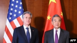 2024年2月16日，美國國務卿安東尼·布林肯(左)與中國外交部長王毅在德國慕尼黑舉行的第60屆慕尼黑安全會議上會面。