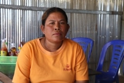 អ្នកស្រី បឿន ស៊ីន អាយុ​៣៨ឆ្នាំ កសិករ​ម្នាក់​ក្នុង​ភូមិ​កង្កែប ឃុំច្រណូក ស្រុកកំពង់លែង បាត់បង់ដី​ជាង​២ហិកតា ក្នុង​តំបន់​អភិរក្ស ថត​នៅ​ថ្ងៃទី១១ ខែធ្នូ ឆ្នាំ២០២១។(ស៊ុន ណារិន/វីអូអេ)