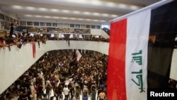 د عراق د شیعه مذهبي مشر مقتدا الصدر په سلګونو پلویانو د دغه هیواد پر پارلمان یرغل کړی