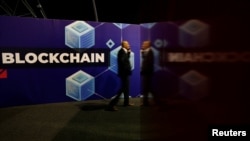 រូប​ឯកសារ៖ អ្នក​ចូលរួម​និយាយ​ទូរស័ព្ទ​នៅ​ក្នុង​កិច្ចប្រជុំ​កំពូល Delta ដែល​ជា​ព្រឹត្តិការណ៍​បង្កើត​ថ្មី​បែប​ឌីជីថល និង​បច្ចេកវិទ្យា blockchain នៅ​ក្នុង​ក្រុង​ Ta'Qali ប្រទេស​ម៉ាល់ត៍ កាលពី​ថ្ងៃទី៣ ខែតុលា ឆ្នាំ២០១៩។