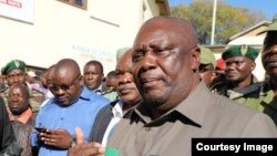 Waziri wa Mambo ya Ndani Kangi Lugola, akizungumza katika eneo la ajali Mkoa wa Mbeya, Tanzania, Julai 05, 2018.