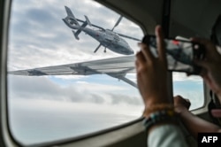 2025年2月18日，一架中國軍用直升機在南中國海有爭議的斯卡伯勒淺灘(Scarborough Shoal，中國稱黃岩島）上空飛近菲律賓漁業和水產局(BFAR) 的飛機。