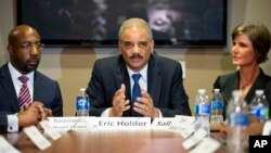 AQSh Adliya vaziri Erik Xolder (markazda)