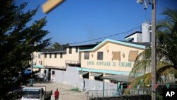 Se observa la entrada al Centro Hospitalario Fontaine en el área de Cité Soleil de Puerto Príncipe, Haití, el 23 de enero de 2023. 