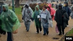 Rosalba Campos de 53 años camina junto a su madre , Ercilia Montasantos de 75 a las afueras del Congreso estadounidense.