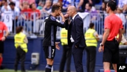 Cristiano Ronaldo de Real Madrid discute avec son coach Zinedine Zidane lors d’un match de la Liga contre Malaga, à Malaga, Espagne, 21 mai 2017.