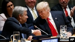 Generalni sekretar UN Antonio Gutereš rukuje se sa predsednikom Trampom na predstavljanju inicijative "Globalni poziv na akciju" 24. septembra 2018.