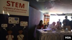 ពិធី​សម្ភោធ​ដាក់​ឲ្យ​ប្រើប្រាស់​សៀវភៅ​មគ្គុទេសន៍​ «មុខរបរ​ ឬ​អាជីព​នៅ​ពេល​អនាគត​ក្នុង​វិស័យ​វិទ្យាសាស្ត្រ​ បច្ចេកវិទ្យា​ វិស្វកម្ម​ និង​គណិតវិទ្យា​» (STEM) កាល​ពី​ថ្ងៃ​ទី​១៧ ខែ​កុម្ភៈ ឆ្នាំ​២០១៦ ក្នុង​រាជធានី​ភ្នំពេញ។​ (ហ៊ាន សុជាតា​/ VOA)​