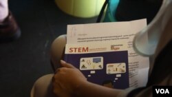 រូបឯកសារ៖ សៀវភៅ​មគ្គុទេសន៍​ «មុខរបរ​ ឬ​អាជីព​នៅ​ពេល​អនាគត​ក្នុង​វិស័យ​វិទ្យាសាស្ត្រ​ បច្ចេកវិទ្យា​ វិស្វកម្ម​ និង​គណិតវិទ្យា​» កាល​ពី​ថ្ងៃ​ទី​១៧ ខែ​កុម្ភៈ ឆ្នាំ​២០១៦ ក្នុង​រាជធានី​ភ្នំពេញ​។ (ហ៊ាន សុជាតា​/ VOA)​