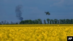 Український вертоліт Мі-8 повертається з бойового завдання на передовій в Харківській області, 19 травня 2024 р. (AP Photo/Євген Малолєтка)