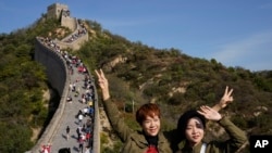 旅游者在北京郊区的八达岭长城观光留影。(2020年10月6日)