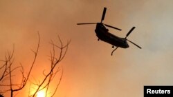 เฮลิคอปเตอร์บินเหนือพื้นที่ไฟป่า Palisades Fire ในรัฐแคลิฟอร์เนีย 11 ม.ค. 2025