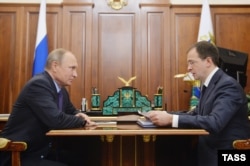 Russia -- Russian President Vladimir Putin (L) meets with Culture Minister Vladimir Medinsky at the Kremlin, November 3, 2016