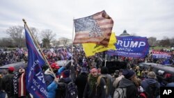 ARHIVA - Učečnici pobune lojalni predsedniku Donaldu Trampu okupljeni ispred Kapitola 6. januara 2021.