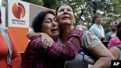 Des supporters du président Chavez en larmes à l’annonce de son décès.