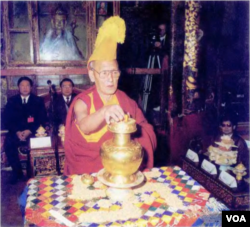 波米仁波切抽出了三根签条中较长的那一根