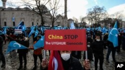 Xitoy tashqi ishlar vazirining Turkiyaga tashrifi chog'ida uyg'urlar namoyishga chiqdi. Istanbul, 25-mart, 2021. 