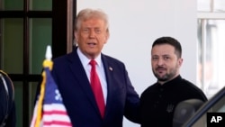 ARCHIVO - El presidente Donald Trump recibe al presidente ucraniano Volodymyr Zelenskyy en la Casa Blanca en Washington, el viernes 28 de febrero de 2025. 