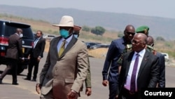 Rais Yoweri Museveni wa Uganda akilakiwa na mwenyeji wake Rais John Magufuli wa Tanzania mara baada ya kuwasili Chato, Geita. Picha kwa Hisani ya Global Publishers TV Tanzania.