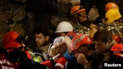 Spasioci iz ruševina izvlače 15-godišnju Fatimu u Hataju, u Turskoj (Foto: REUTERS/Clodagh Kilcoyne)