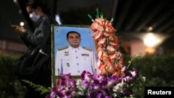 រូបថតរបស់នាយករដ្ឋមន្ត្រីថៃ លោក Prayuth Chan-ocha ត្រូវបានគេបង្ហាញក្នុងពេលតវ៉ា បន្ទាប់ពីសេចក្តីសម្រេចរបស់តុលាការធម្មនុញ្ញលើករណីទំនាស់ផលប្រយោជន៍របស់នាយករដ្ឋមន្រ្តីនៅទីក្រុងបាងកកប្រទេសថៃនៅថ្ងៃទី២ ខែធ្នូ ឆ្នាំ២០២០។ (REUTERS/Soe Zeya Tun)