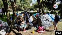 Migrantes venezolanos en campamentos en Bogotá