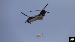 រូបឯកសារ៖ ឧទ្ធម្ភាគចក្រ Chinook របស់​អាមេរិក​មួយគ្រឿង​ហោះ​នៅ​លើ​ទីក្រុង​កាប៊ុល ប្រទេស​អាហ្វហ្គានីស្ថាន កាលពី​ថ្ងៃទី១៥ ខែសីហា ឆ្នាំ២០២១។