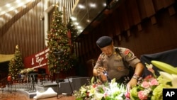 ក្រុម​ប៉ូលីស​ដោះ​គ្រាប់បែក​កំពុង​ស្វែង​រក​វត្ថុ​ដែល​សង្ស័យ​មុន​ថ្ងៃ​ត្រៀម​ចូល​ដល់​ពិធី​បុណ្យណូអែល (Christmas Eve) នៅ​ព្រះវិហារ​ Messiah Cathedral ក្នុង​រដ្ឋធានី​ហ្សាការតា ប្រទេស​ឥណ្ឌូណេស៊ី កាលពី​ថ្ងៃទី២៤ ​ខែធ្នូ ​ឆ្នាំ២០១៤។