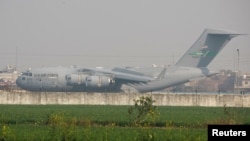 طیارۀ قوای هوایی ایالات متحده که روز چهارشنبه مهاجران اخراج شدۀ هندی را به هند انتقال داد.