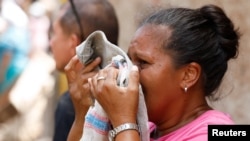 Una mujer llora luego de un deslizamiento de tierra debido a las fuertes lluvias, en Las Tejerias, estado de Aragua, Venezuela, el 10 de octubre de 2022. REUTERS/Leonardo Fernandez Viloria