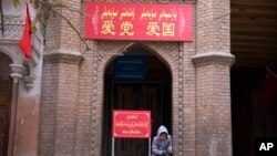 中國新疆喀什的一座清真寺入口上寫著“愛黨愛國”的字樣。（資料照片）