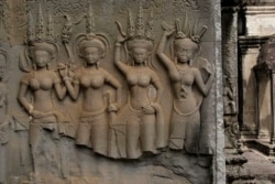 រូបឯកសារ៖ រូបថតកាលពីថ្ងៃទី ១៩ ខែកក្កដា ឆ្នាំ ២០១២ បង្ហាញរូបចម្លាក់អប្សរាដែលត្រូវបានឆ្លាក់លើផ្ទះថ្មនៃប្រាង្គប្រាសាទអង្គរវត្តនៃប្រទេសកម្ពុជា។