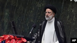 ប្រធានាធិបតី​​ថ្មី​របស់​​អ៊ីរ៉ង់​លោក​ Ebrahim Raisi​ ថ្លែង​សុន្ទរកថា​ក្រោយ​ពិធី​ស្បថ​ចូល​កាន់​តំណែង​នៅ​​សភា​ក្នុង​រដ្ឋធានី​តេហេរ៉ង់​កាល​ពី​ថ្ងៃ​ព្រហស្បតិ៍ ទី​៥ ខែ​កក្កដា ឆ្នាំ​២០២១។