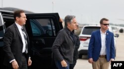 যুক্তরাষ্ট্রের সেক্রেটারি অফ স্টেট অ্যান্টনি ব্লিংকেন গাজায় সর্বশেষ কূটনৈতিক পদক্ষেপ হিসেবে সৌদি আরবের জন্য মেরিল্যান্ডে জয়েন্ট বেস অ্যান্ড্রুস ত্যাগ করার সময় একটি গাড়ি থেকে বের হচ্ছেন, ২৮ এপ্রিল, ২০২৪। 