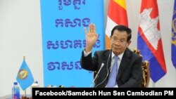 រូបឯកសារ៖ លោក​នាយករដ្ឋមន្ត្រី ហ៊ុន សែន ដែល​ជា​ប្រធានគណបក្សប្រជាជនកម្ពុជា ថ្លែងសុន្ទរកថា​តាម​ប្រព័ន្ធ​វីដេអូ​អនឡាញ ក្នុងកិច្ចប្រជុំកំពូលរវាងថ្នាក់ដឹកនាំនៃគណបក្សកុម្មុយនីស្តចិន និងគណបក្សនយោបាយលើពិភពលោក កាល​ពី​ថ្ងៃទី៦ ខែកក្កដា ឆ្នាំ២០២១ ដែល​មាន​ចូលរួមពី​លោក​ Xi Jinping ប្រធានាធិបតី​ចិន។ (Facebook/Samdech Hun Sen, Cambodian Prime Minister)