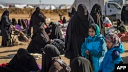Des mères et des enfants sont assis dans le camp d'al-Hol, refuge des familles d'anciens combattants de l'Etat islamique, dans la région d'al-Hasakeh, au nord-est de la Syrie, le 14 janvier 2020. (Photo by Delil SOULEIMAN / AFP).