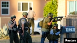 Cảnh sát truy lùng hung thủ sau vụ xả súng tại San Bernardino, California, ngày 2 tháng 12, 2015.