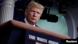 ប្រធានាធិបតី​សហរដ្ឋ​អាមេរិក លោក ដូណាល់ ត្រាំ កំពុង​ស្ដាប់​សំណួរ​ក្នុង​សន្និសីទ​ប្រចាំ​ថ្ងៃ​អំពី​ករណី​កូវីដ១៩ នៅ​សេតវិមាន ក្នុង​រដ្ឋ​ធានី​វ៉ាស៊ីនតោន កាល​ពី​ថ្ងៃ​ទី​១០ មេសា ២០២០។