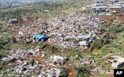 Rumah-rumah yang hancur di wilayah Prancis Mayotte di Samudra Hindia, setelah pulau itu dihantam oleh topan terburuknya dalam hampir satu abad, dalam foto tidak bertanggal yang dirilis Selasa, 17 Desember 2024. (Ministere de l'Interieur/Gendarmerie Nationale via AP)