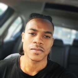 រូបថត​ selfie មួយ​ប៉ុស្តិ៍​នេះ​ដែល​គ្មាន​ចុះ​កាល​បរិច្ឆេទ​ត្រូវ​បាន​ដកស្រង់​ចេញ​ពី​គណនី​ Facebook របស់ Noah Green ដែល​ជា​ជនសង្ស័យ​នៅ​ក្នុង​ការវាយប្រហារ​ទៅលើ​វិមាន​សភា​សហរដ្ឋ​អាមេរិក​កាល​ពី​ថ្ងៃទី២ ខែមេសា ឆ្នាំ២០២១ កន្លង​ទៅ​នេះ។ (AFP PHOTO / NOAH GREEN FACEBOOK PAGE)