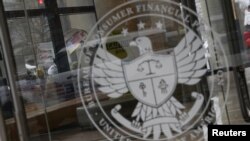 ผู้ประท้วงมีส่วนร่วมในการประท้วงที่อาคารสำนักงานคุ้มครองผู้บริโภคด้านการเงินของสหรัฐฯ (CFPB) หนึ่งวันหลังจากที่สมาชิกของ Department of Government Efficiency (DOGE) ของอิลอน มัสก์ ย้ายเข้าไปอยู่ในอาคารดังกล่าว ในกรุงวอชิงตัน 8 ก.พ. 2025 (REUTERS/Nathan Howard)