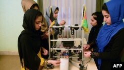 پر افغانستان باندې د طالبانو د بیا واکمنیدو وروسته طالبانو د لومړنۍ دورې پورته دورو کې د افغان نجونو او ښځو پر زده کړو بندیز لګولی او د افغان نجونو د روباتیک ټیم اکثره غړي هم له هیواد څخه بهر ته تللي دي.