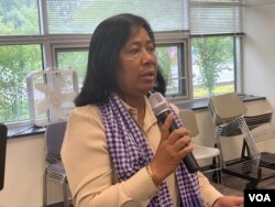 អ្នកស្រី ងឹម វិសិដ្ឋ ពលរ​ដ្ឋ​ខ្មែរ​មក​ពីរ​ដ្ឋ​ Maryland បញ្ចេញ​មតិ​ក្នុងកម្មវិធីប្រារព្ធ​ទិវាលទ្ធិ​ប្រជាធិបតេយ្យ​អន្តរជាតិ​ នៅ​បណ្ណាល័យ​ Thomas Jefferson ទីក្រុង Falls Church រដ្ឋ​ Virginia កាល​ពី​ថ្ងៃទី១៤ ខែកញ្ញា ឆ្នាំ២០១៩។ (សឿន វឌ្ឍនា/VOA Khmer)